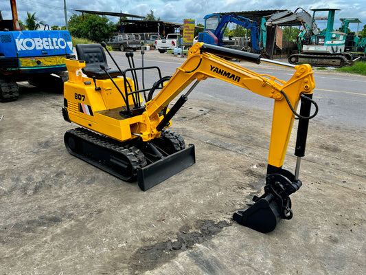 รถขุด Yanmar B07 มุมด้านหน้าเฉียง