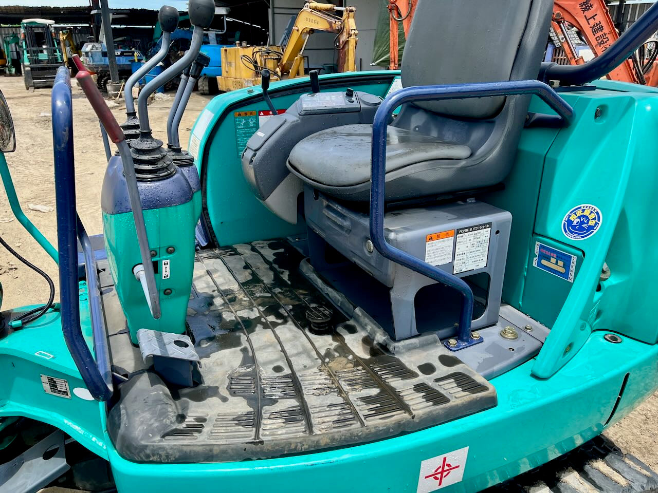 Komatsu PC27R-8
