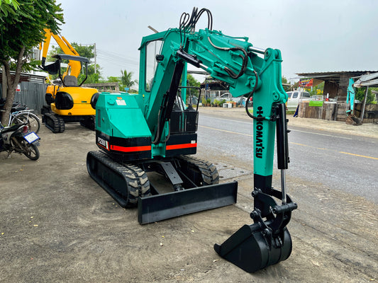 Komatsu PC28UU-1 - มุมหน้าเฉียงอีกฝั่ง