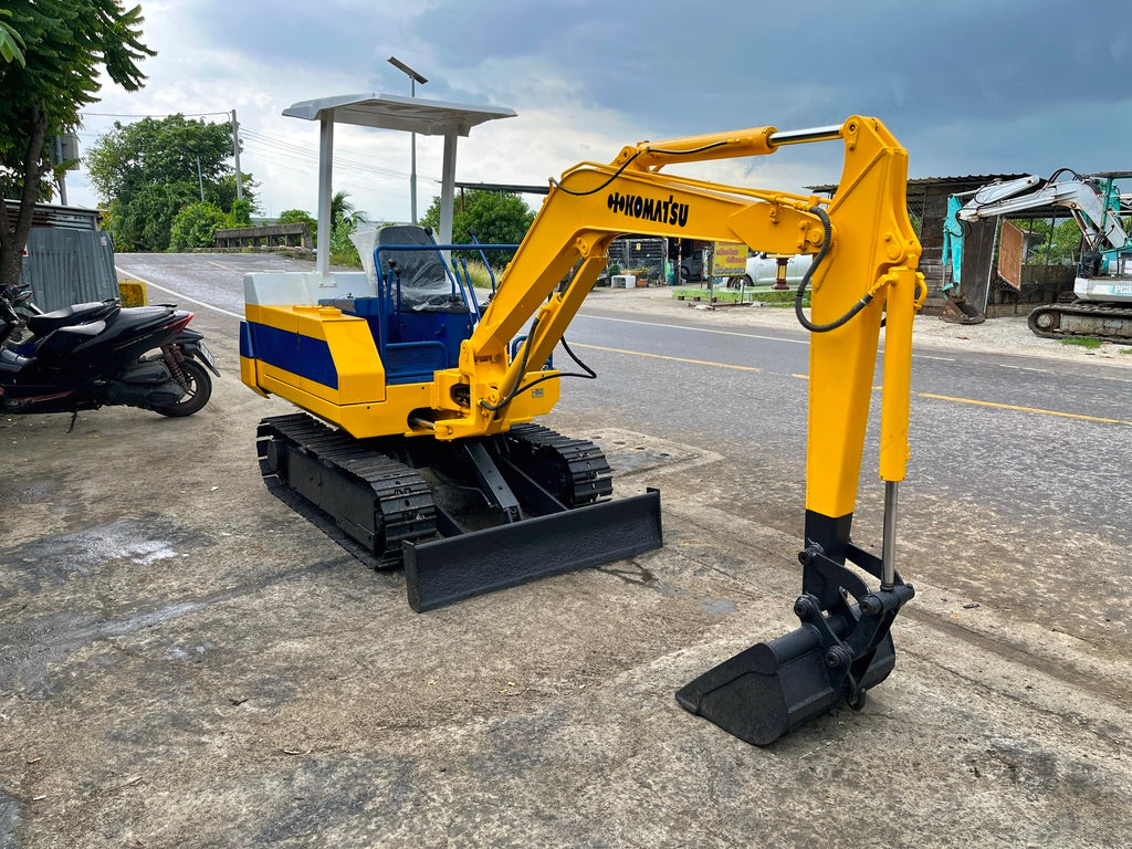 Komatsu PC10-6 หมายเลข 22301 มุมซ้ายด้านหน้า