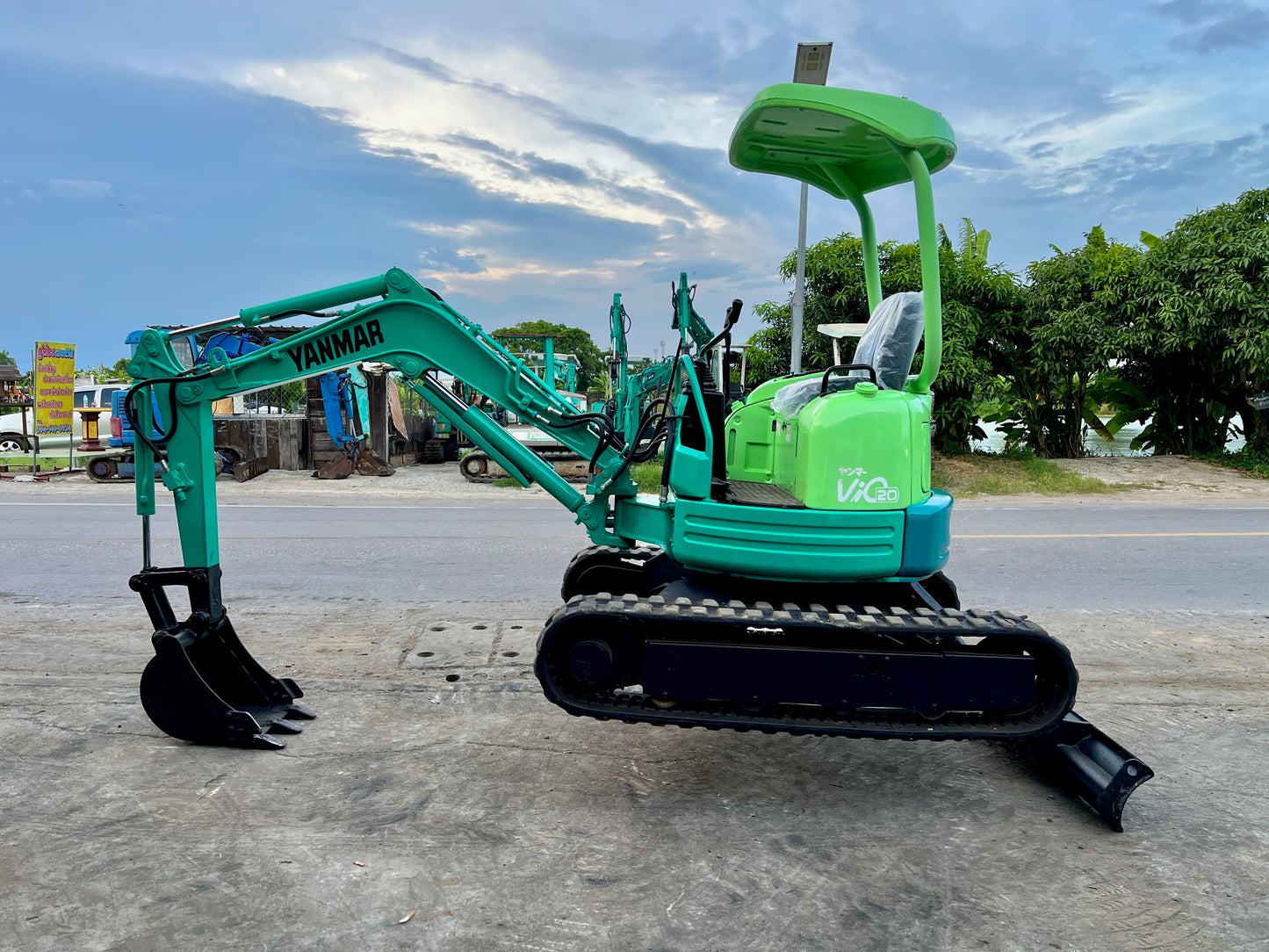 รถขุด Yanmar VIO20-2 มุมด้านข้าง