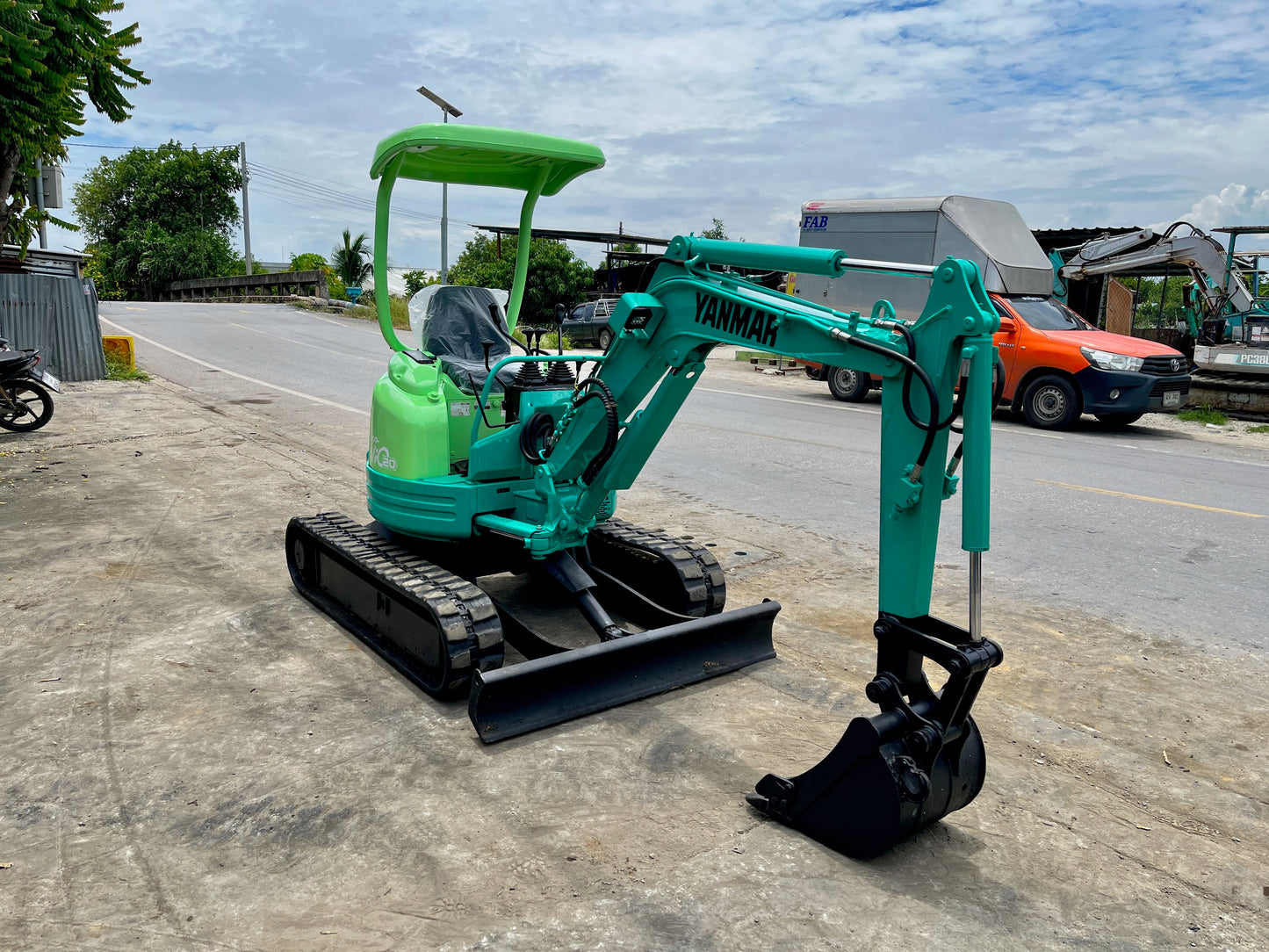 รถขุด Yanmar VIO20-2 มุมด้านหน้าอีกด้าน