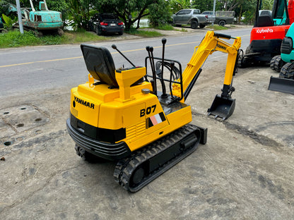 รถขุด Yanmar B07 มุมด้านหลังเฉียง