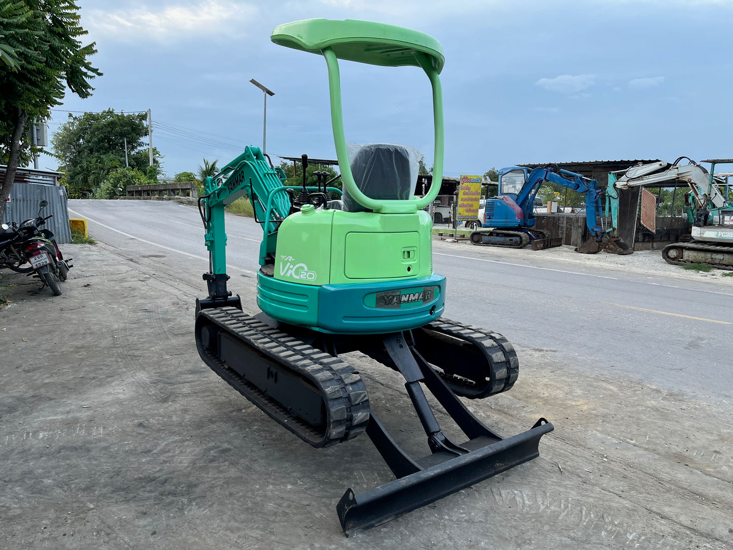 รถขุด Yanmar VIO20-2 มุมด้านหลังเฉียง