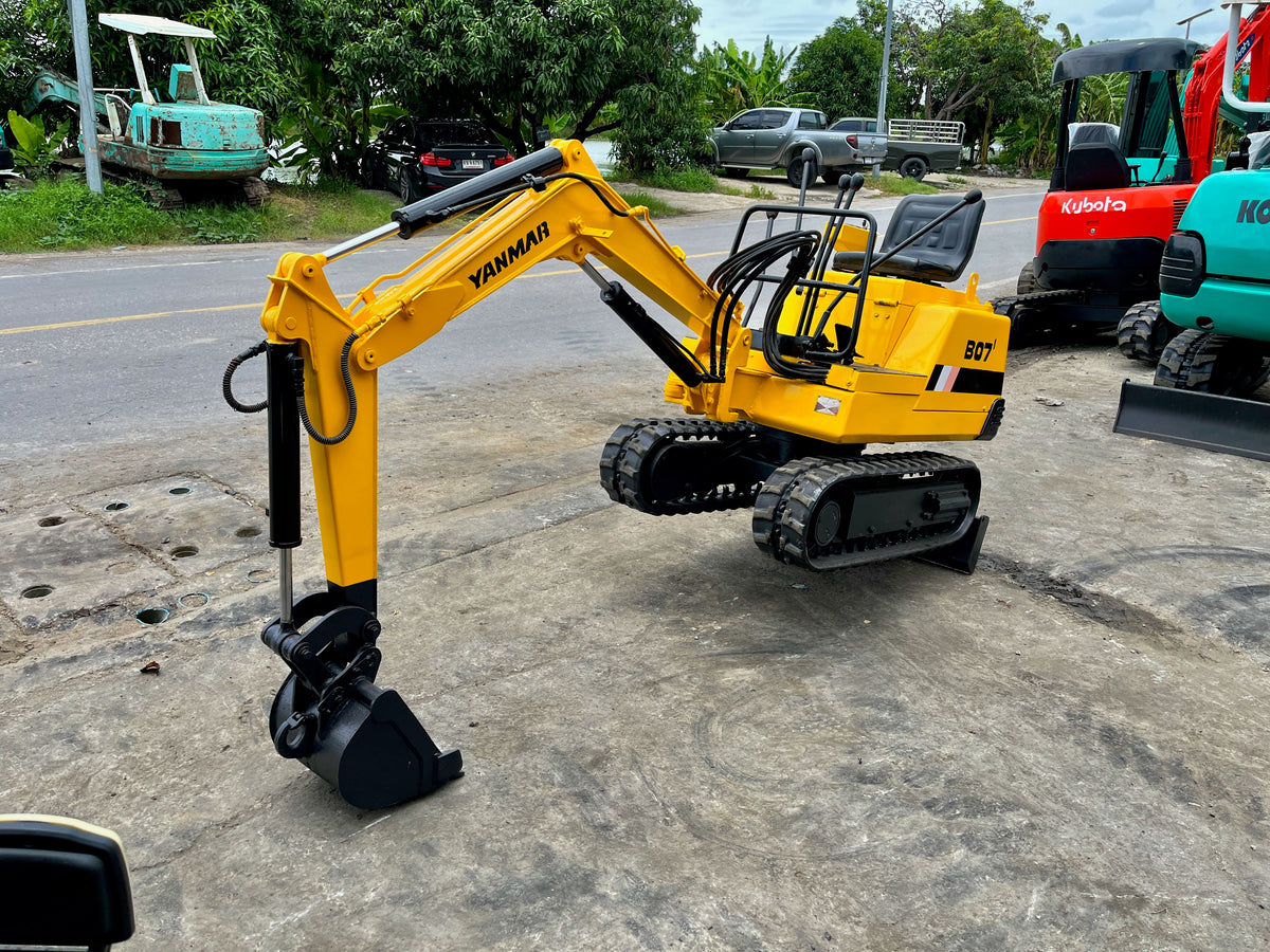 รถขุด Yanmar B07 มุมด้านหน้าอีกด้าน