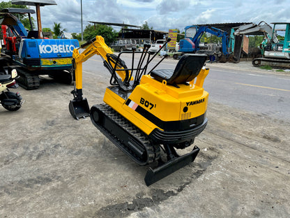 รถขุด Yanmar B07 มุมด้านหลังอีกด้าน