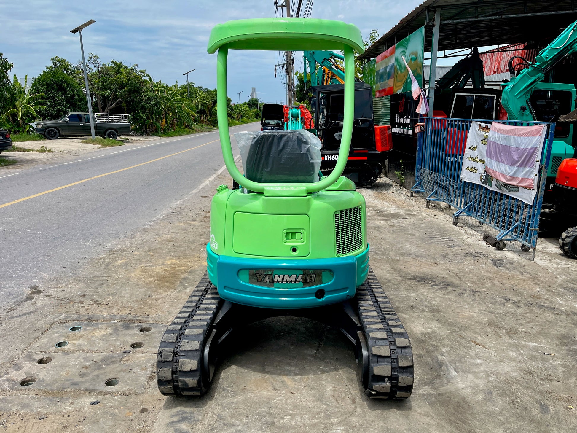 รถขุด Yanmar VIO20-2 ภาพด้านหลัง