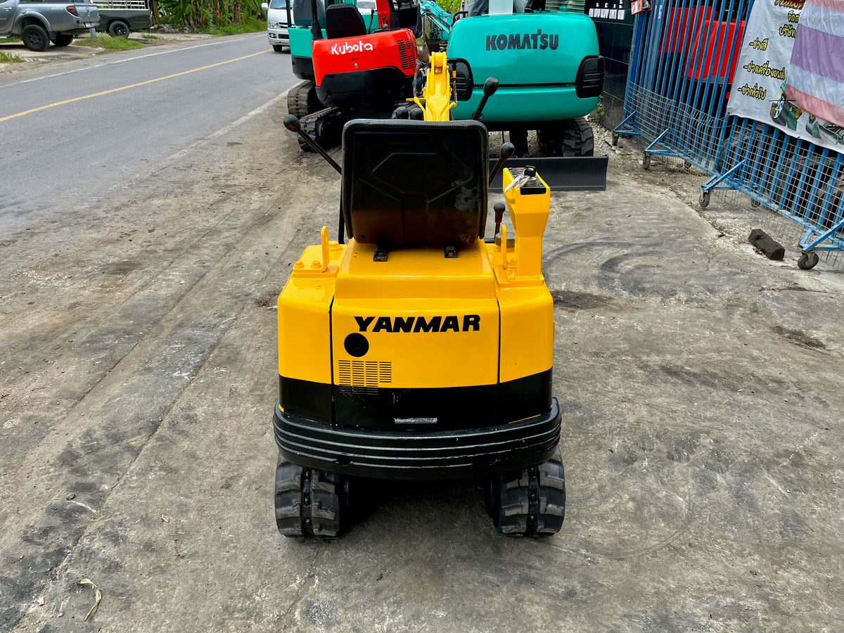 รถขุด Yanmar B07 ภาพด้านหลัง