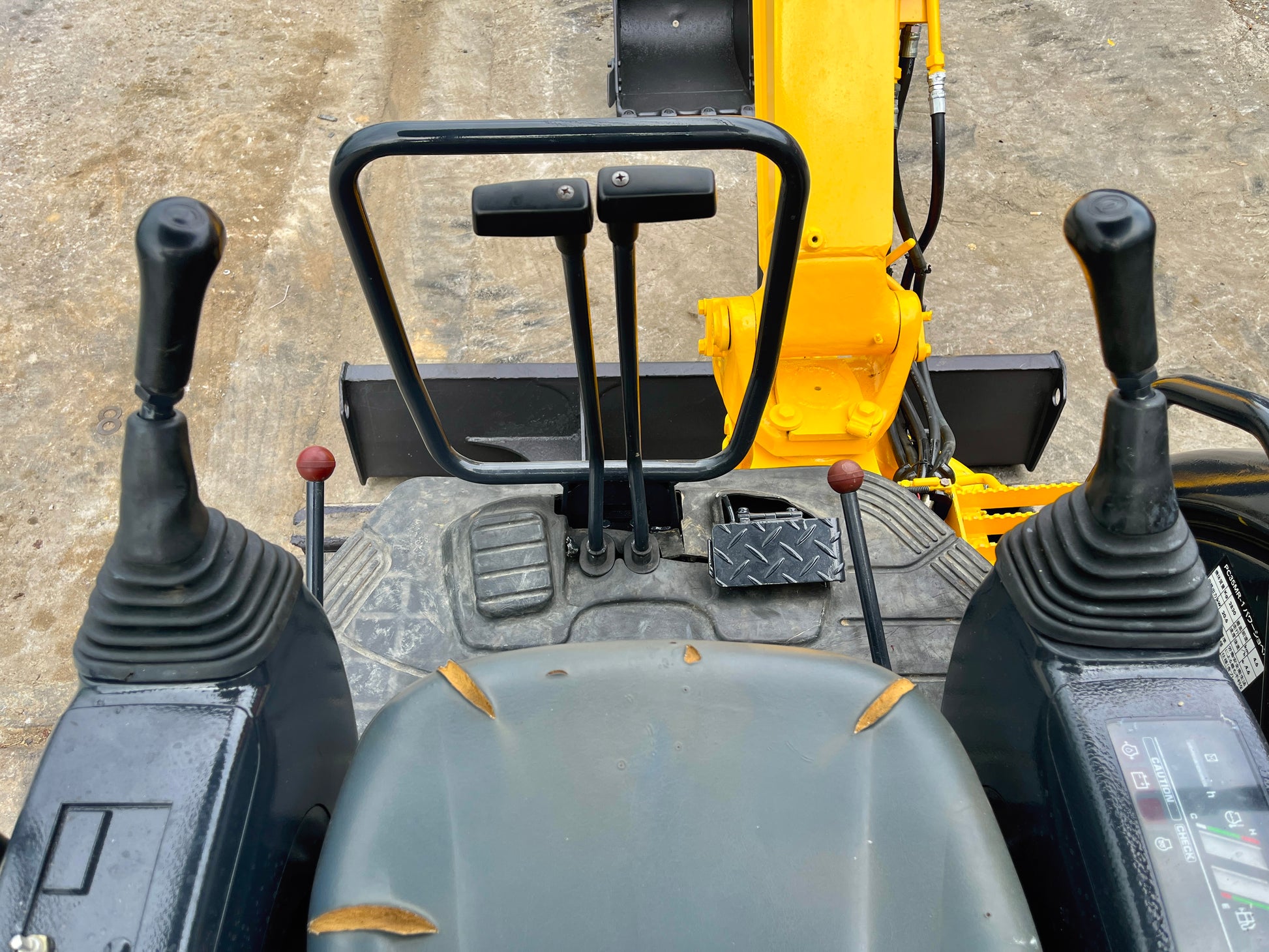 ชุดคอนโทรลและแป้นเหยียบ Komatsu PC35MR-1