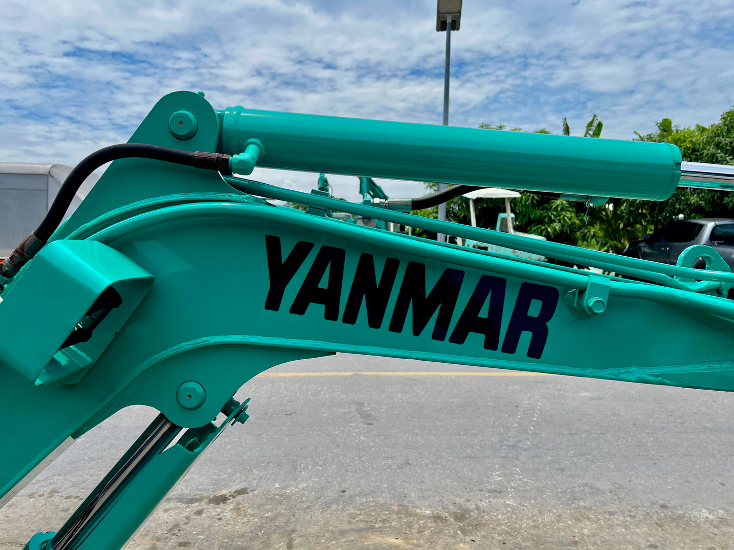 บูมและโลโก้ Yanmar รุ่น VIO20-2