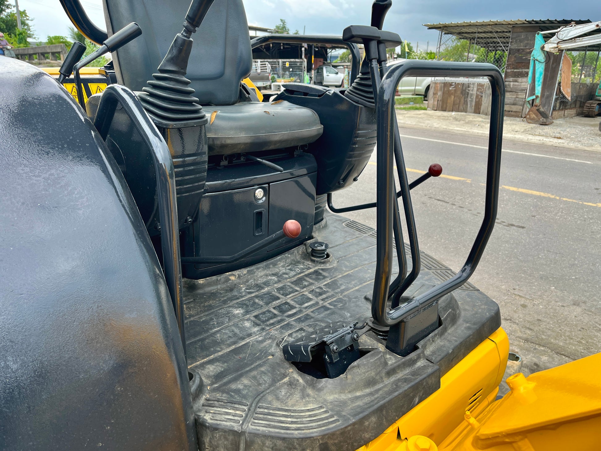 ตำแหน่งผู้ควบคุม เบาะ และคันบังคับ Komatsu PC35MR-1