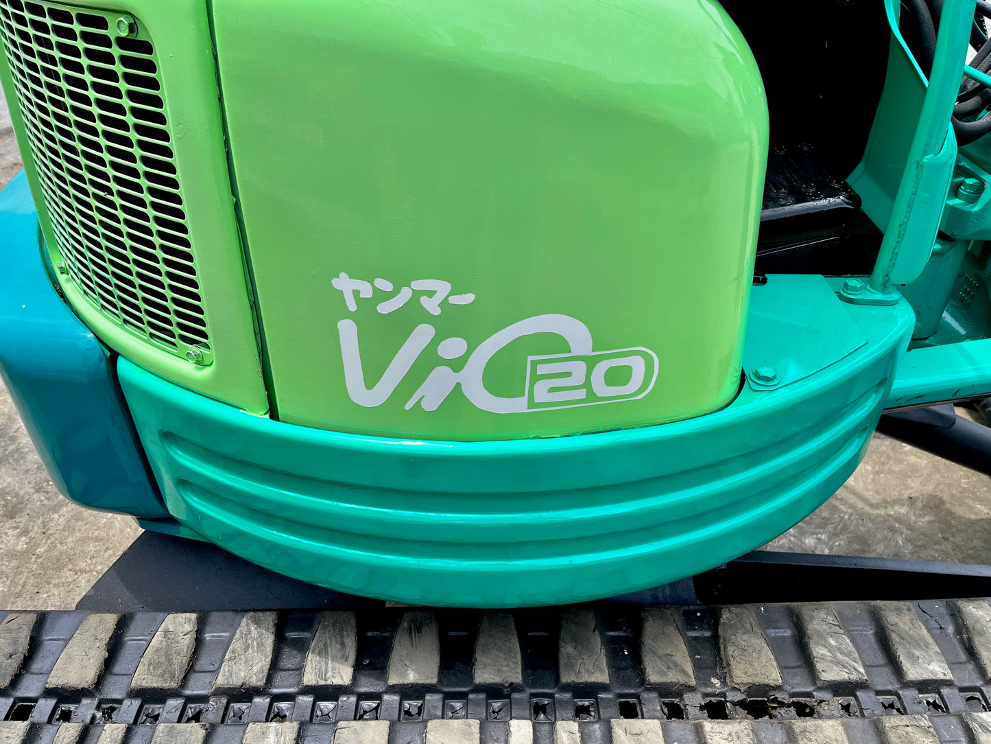 ตรารุ่น ViO20 บนตัวรถขุด Yanmar