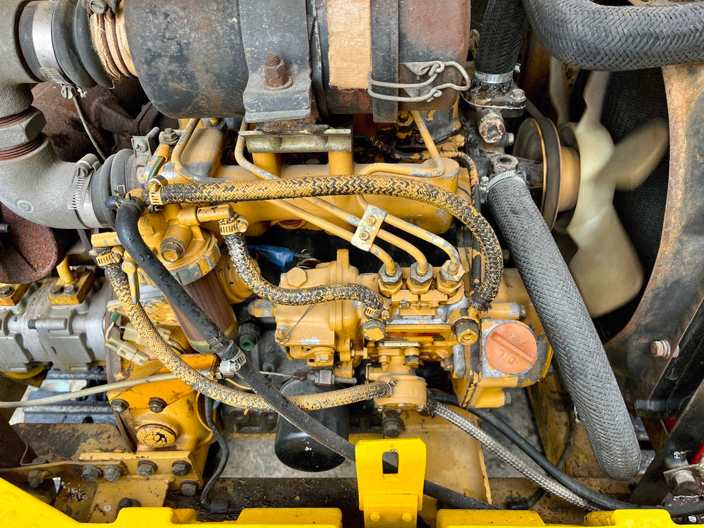 Komatsu PC10-6 ห้องเครื่องและปั๊มเชื้อเพลิง