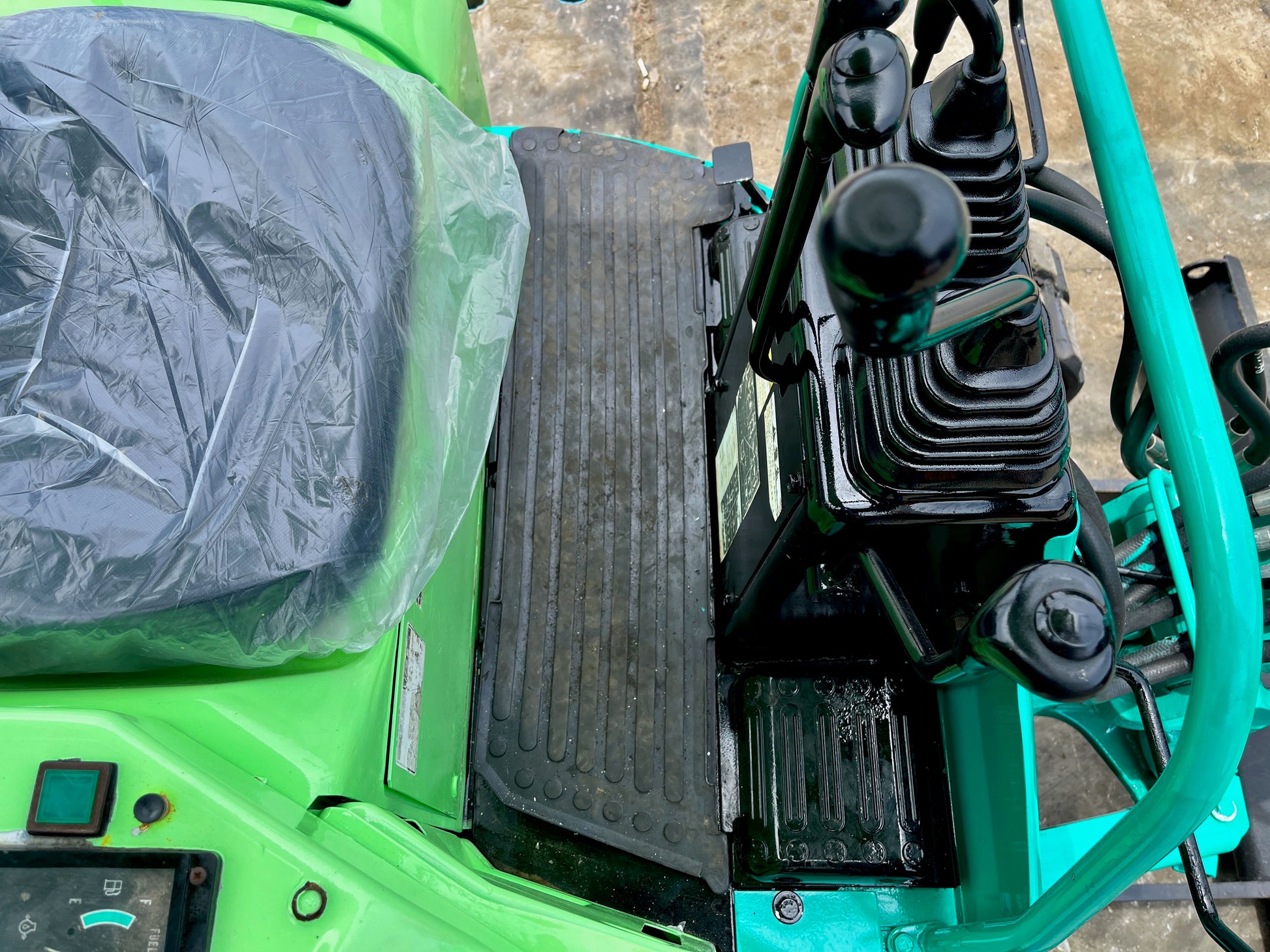เบาะและคอนโทรลรถขุด Yanmar VIO20-2