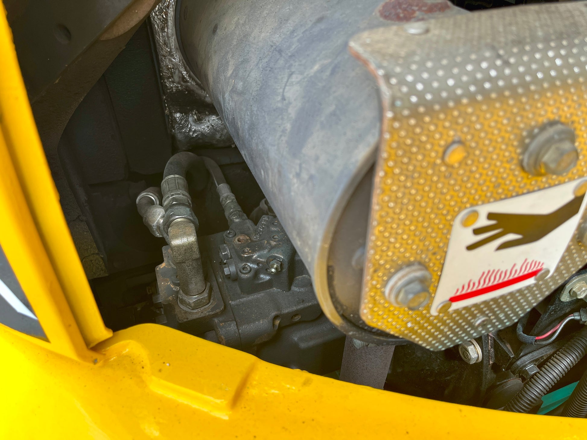 จุดต่อท่อและรายละเอียดบริเวณห้องควบคุม Komatsu PC35MR-1
