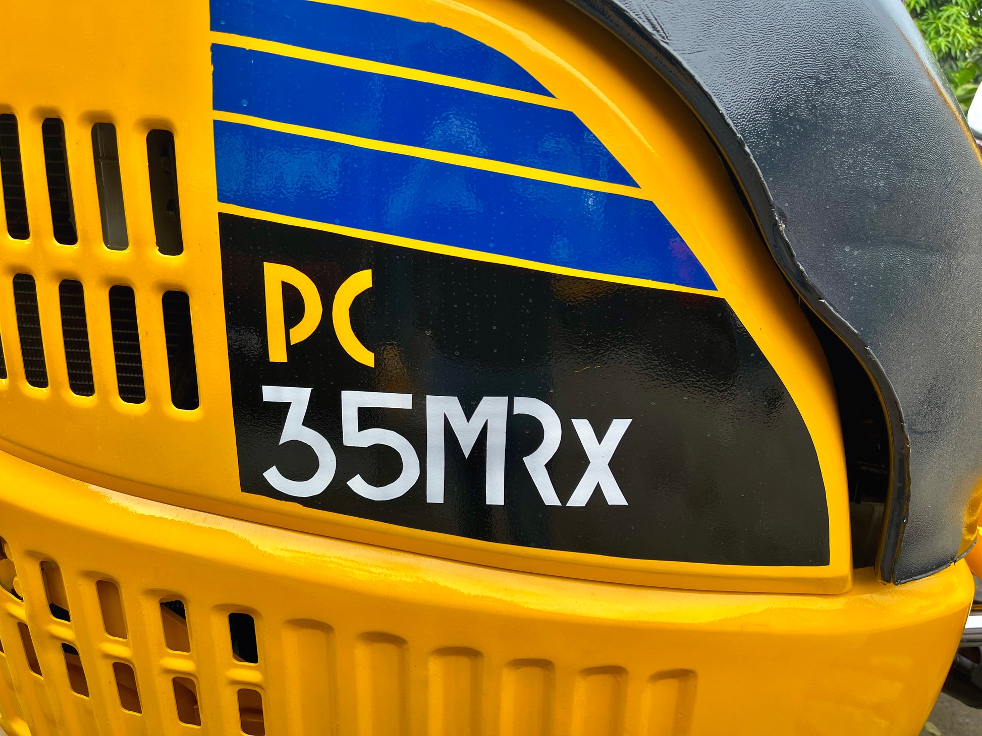 ป้ายรุ่น PC35MRx บนตัวรถ