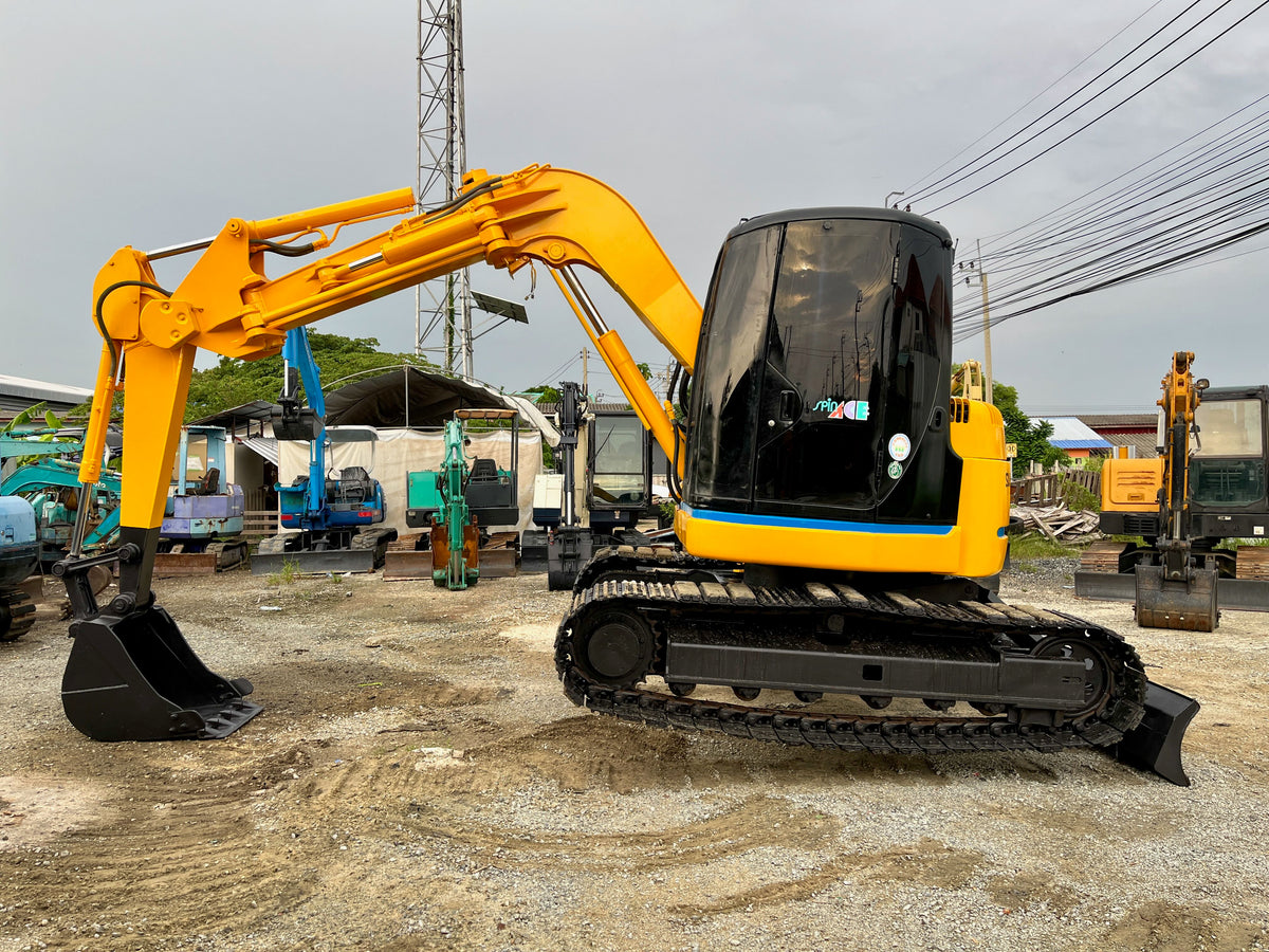 ด้านหลังรถขุด Sumitomo SH75U มือสองญี่ปุ่น แสดงคอนเตอร์เวท ใบมีดหน้า และรางแทรค