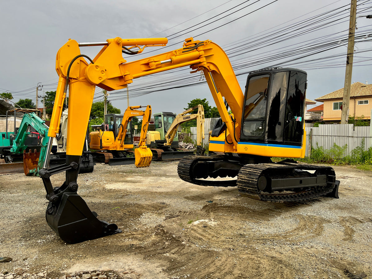 ด้านข้างเต็มตัวรถขุด Sumitomo SH75U มือสองญี่ปุ่น แสดงแทรค บูม และลายสีเหลือง-ดำ