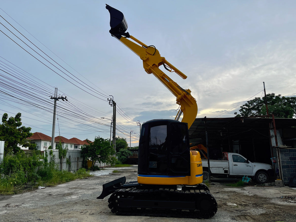 มุมหน้าข้างรถขุด Sumitomo SH75U มือสองญี่ปุ่น แสดงบุ้งกี๋ บูม และห้องโดยสารสีดำ