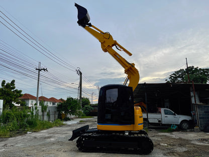 มุมหน้าข้างรถขุด Sumitomo SH75U มือสองญี่ปุ่น แสดงบุ้งกี๋ บูม และห้องโดยสารสีดำ