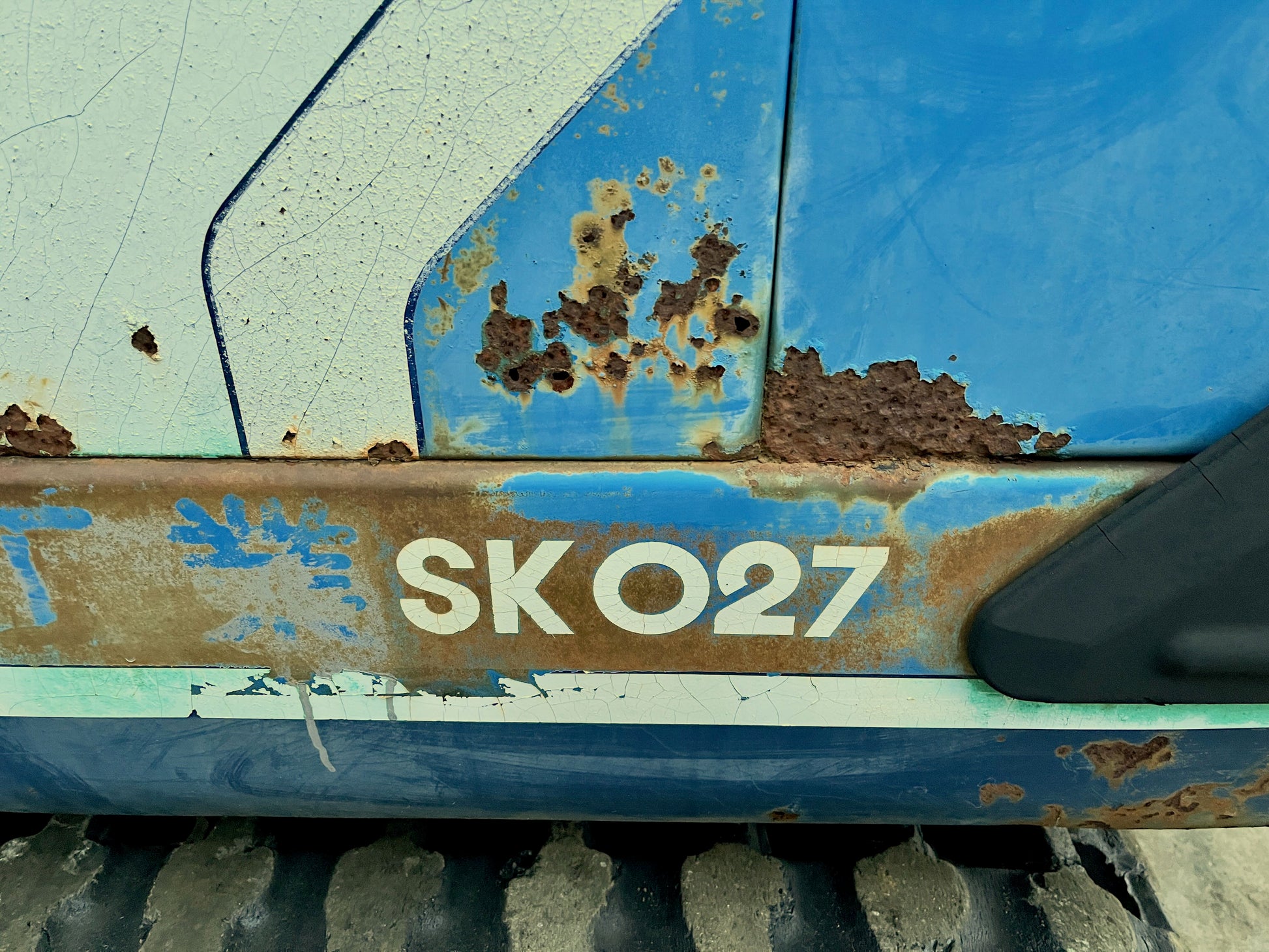 ตรารุ่น SK027 บนรถขุด Kobelco