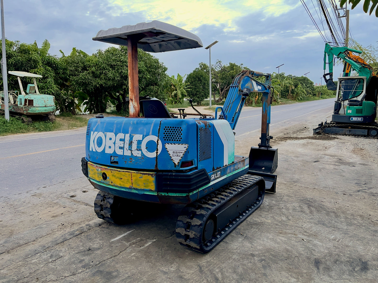 Kobelco SK027 มุมซ้ายด้านหลัง