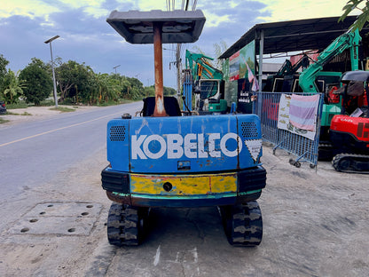 Kobelco SK027 ด้านหลังตรง
