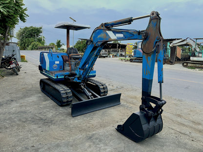 Kobelco SK027 มุมซ้ายด้านหน้า