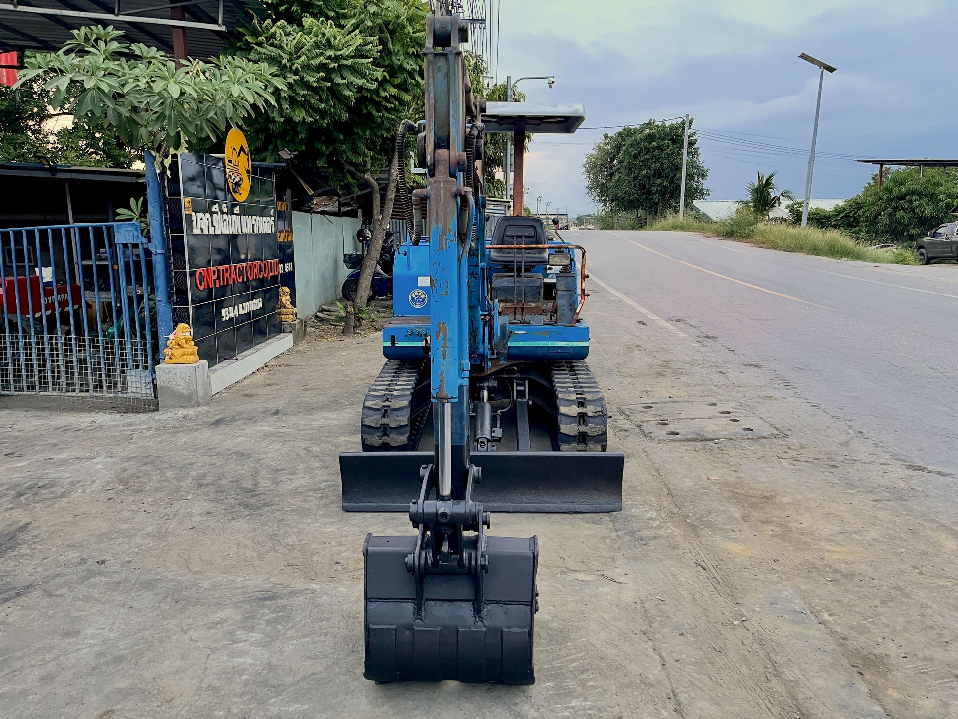 Kobelco SK027 ด้านหน้าตรง