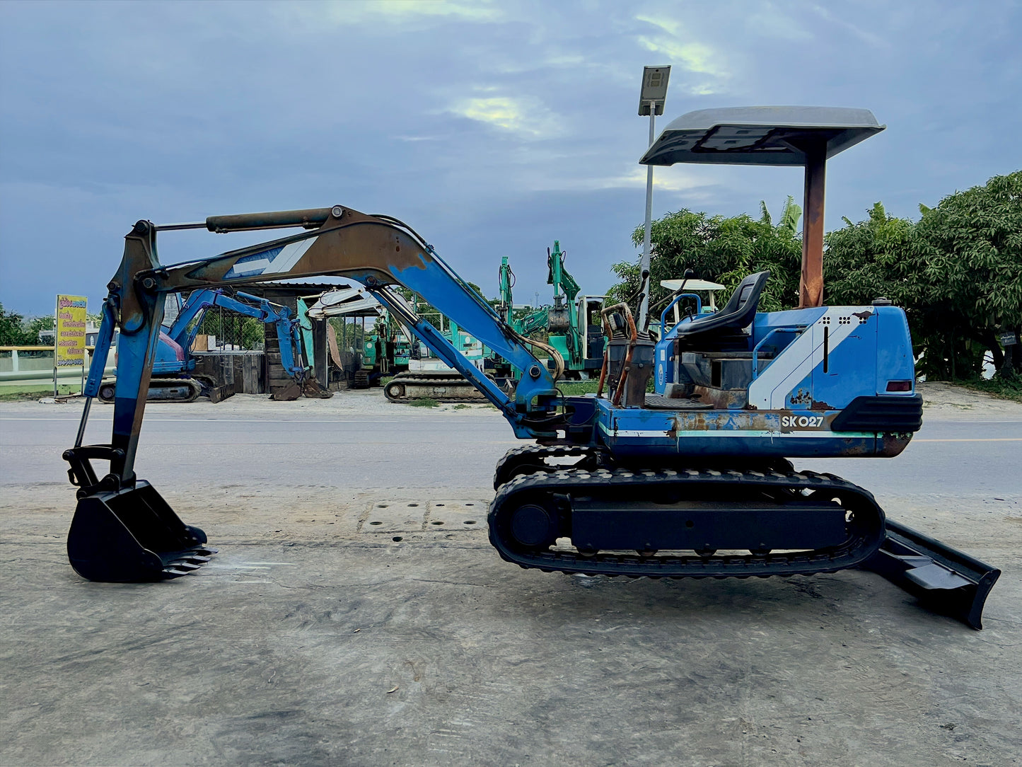 Kobelco SK027 ด้านขวาเต็มคัน