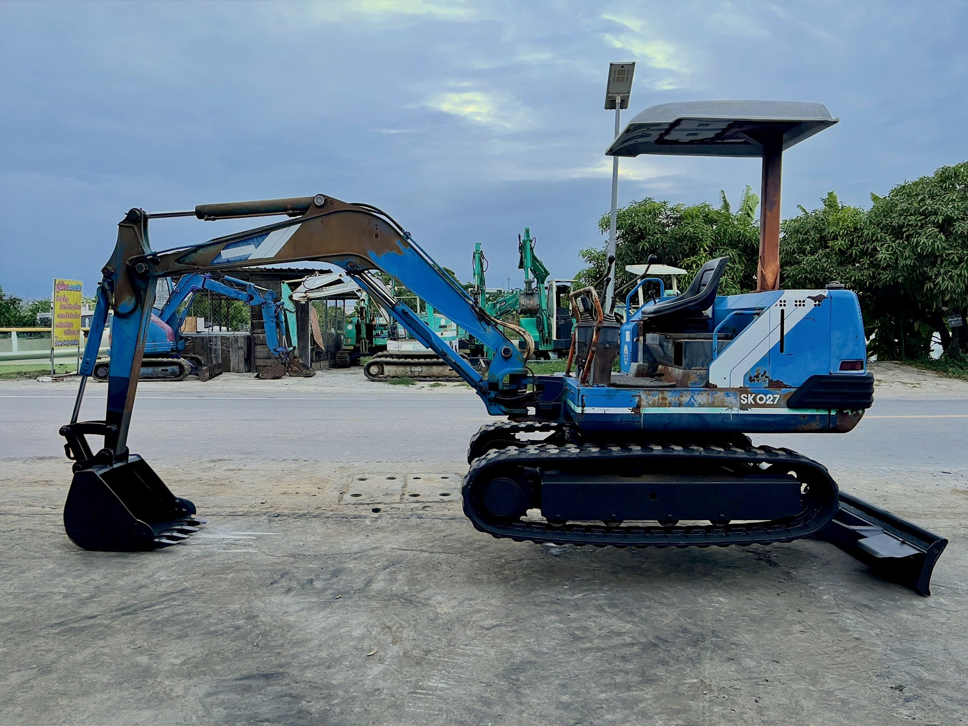 Kobelco SK027 ด้านขวาเต็มคัน