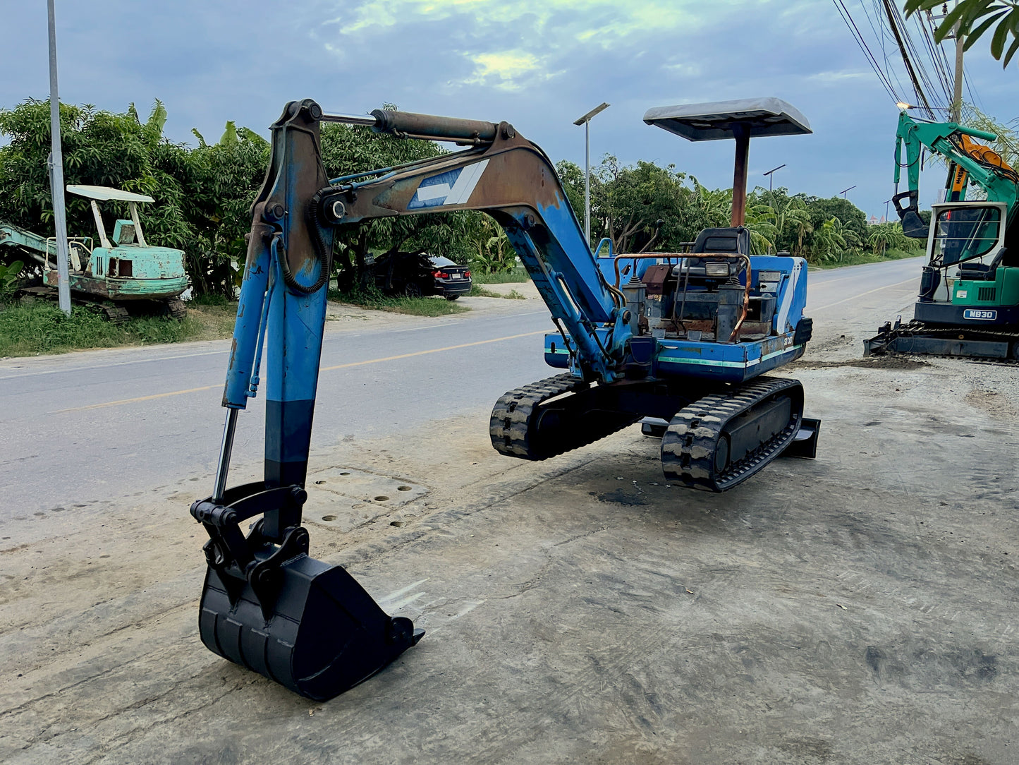 Kobelco SK027 มุมขวาด้านหน้า