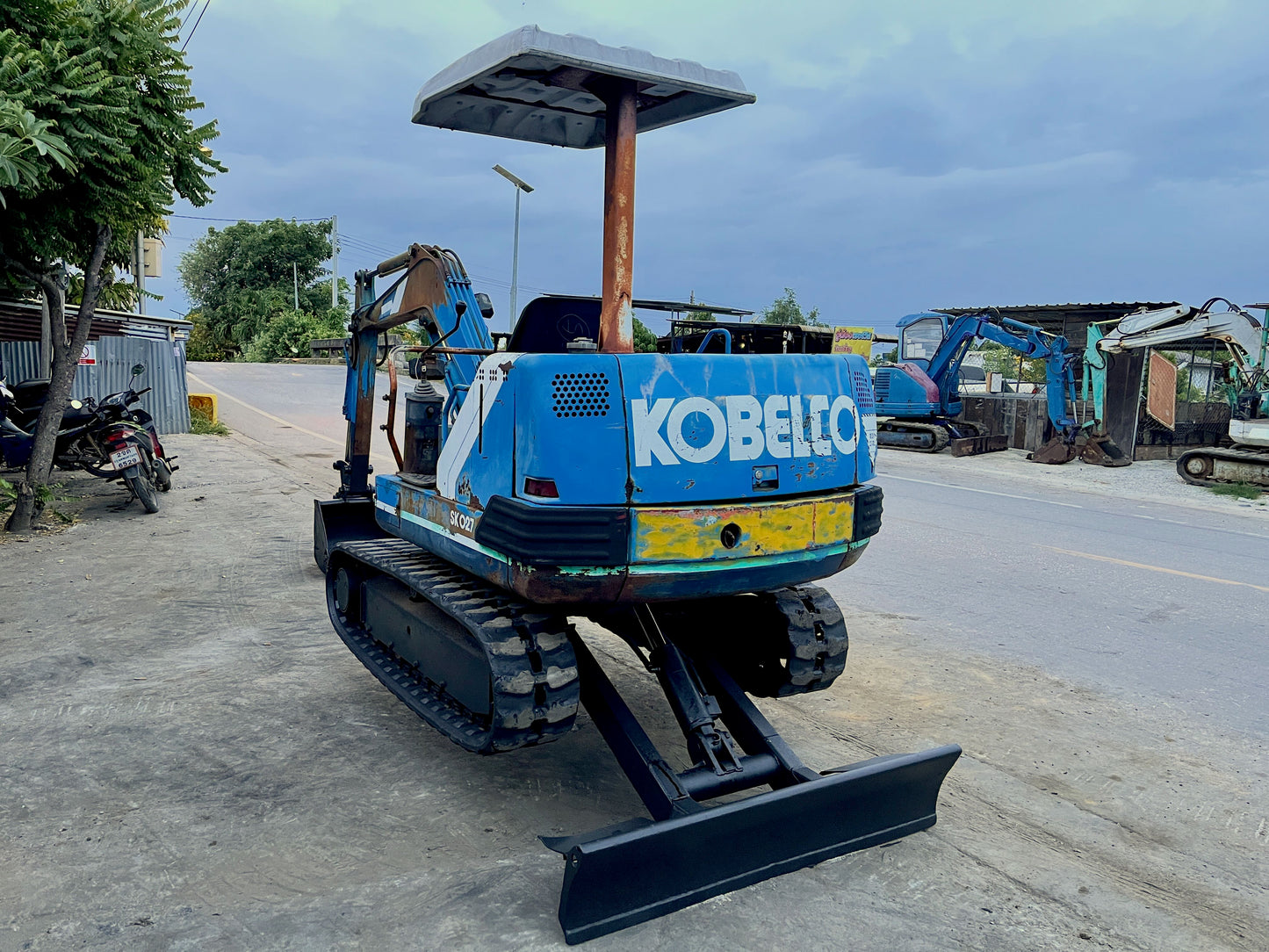 Kobelco SK027 มุมขวาด้านหลัง