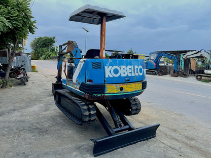 Kobelco SK027 มุมขวาด้านหลัง
