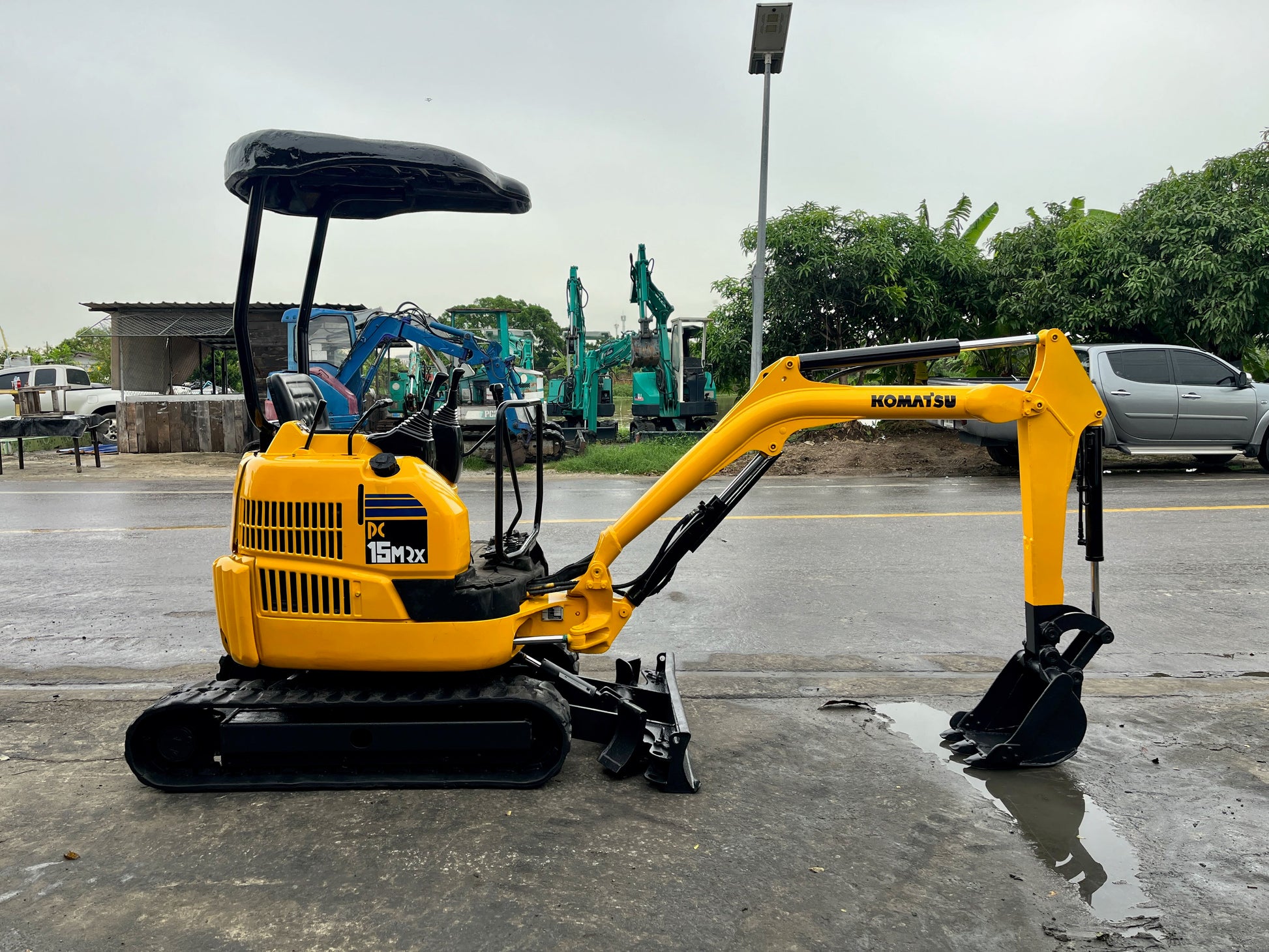 รถขุด Komatsu PC15MR-1 ภาพด้านข้างอีกด้าน