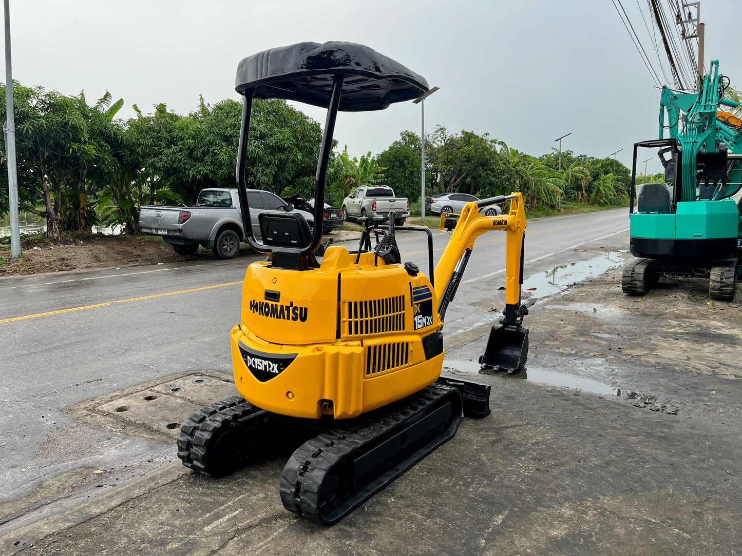 รถขุด Komatsu PC15MR-1 มุมด้านหลังเฉียง