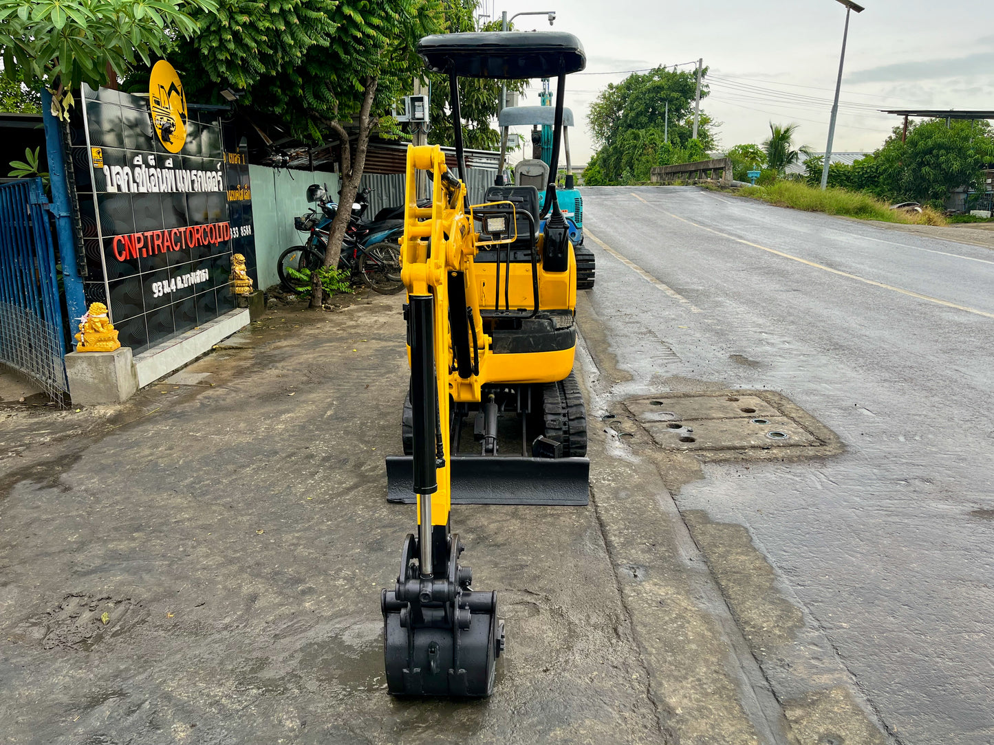 รถขุด Komatsu PC15MR-1 ภาพด้านหน้าตรง