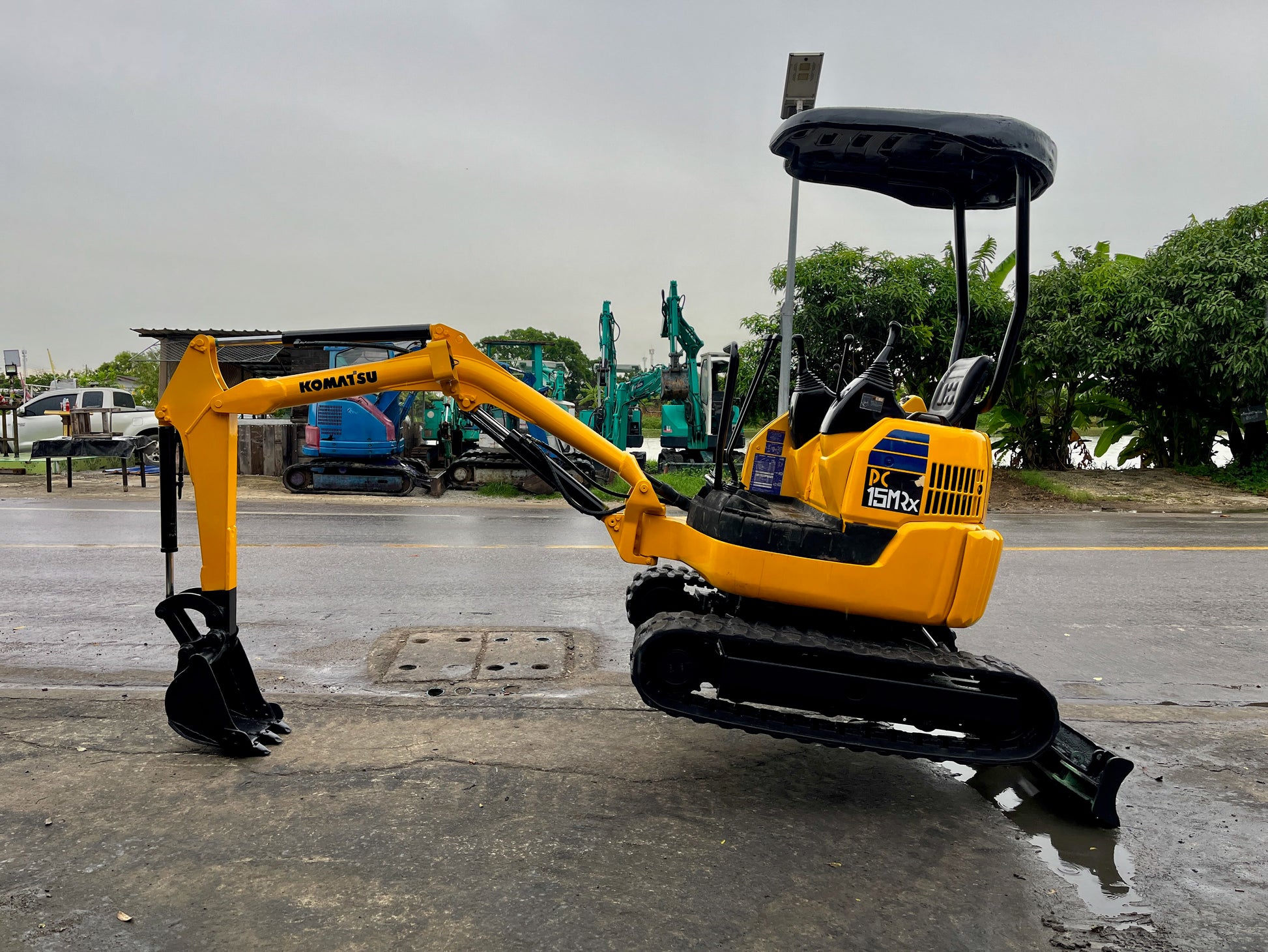 รถขุด Komatsu PC15MR-1 ภาพด้านข้างเต็มคัน