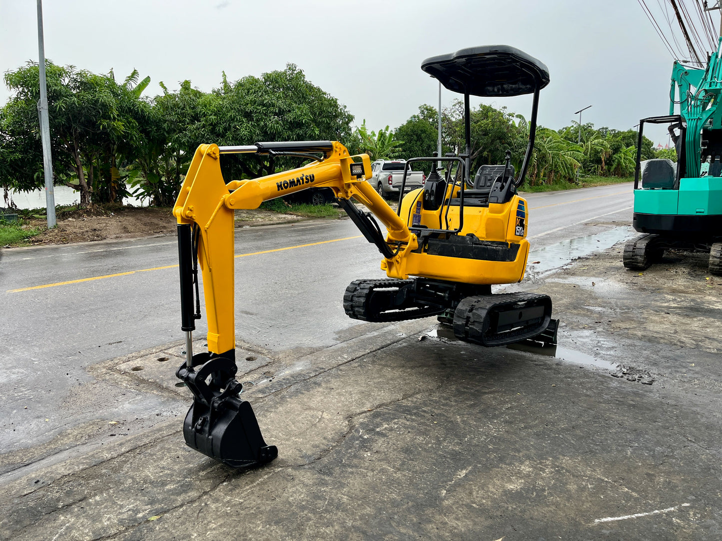 รถขุด Komatsu PC15MR-1 มุมด้านหน้าเฉียง