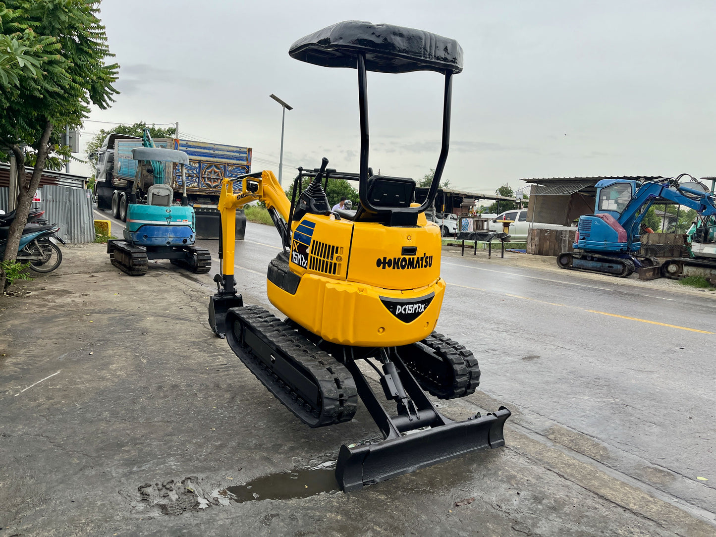 รถขุด Komatsu PC15MR-1 มุมด้านหลังอีกด้าน