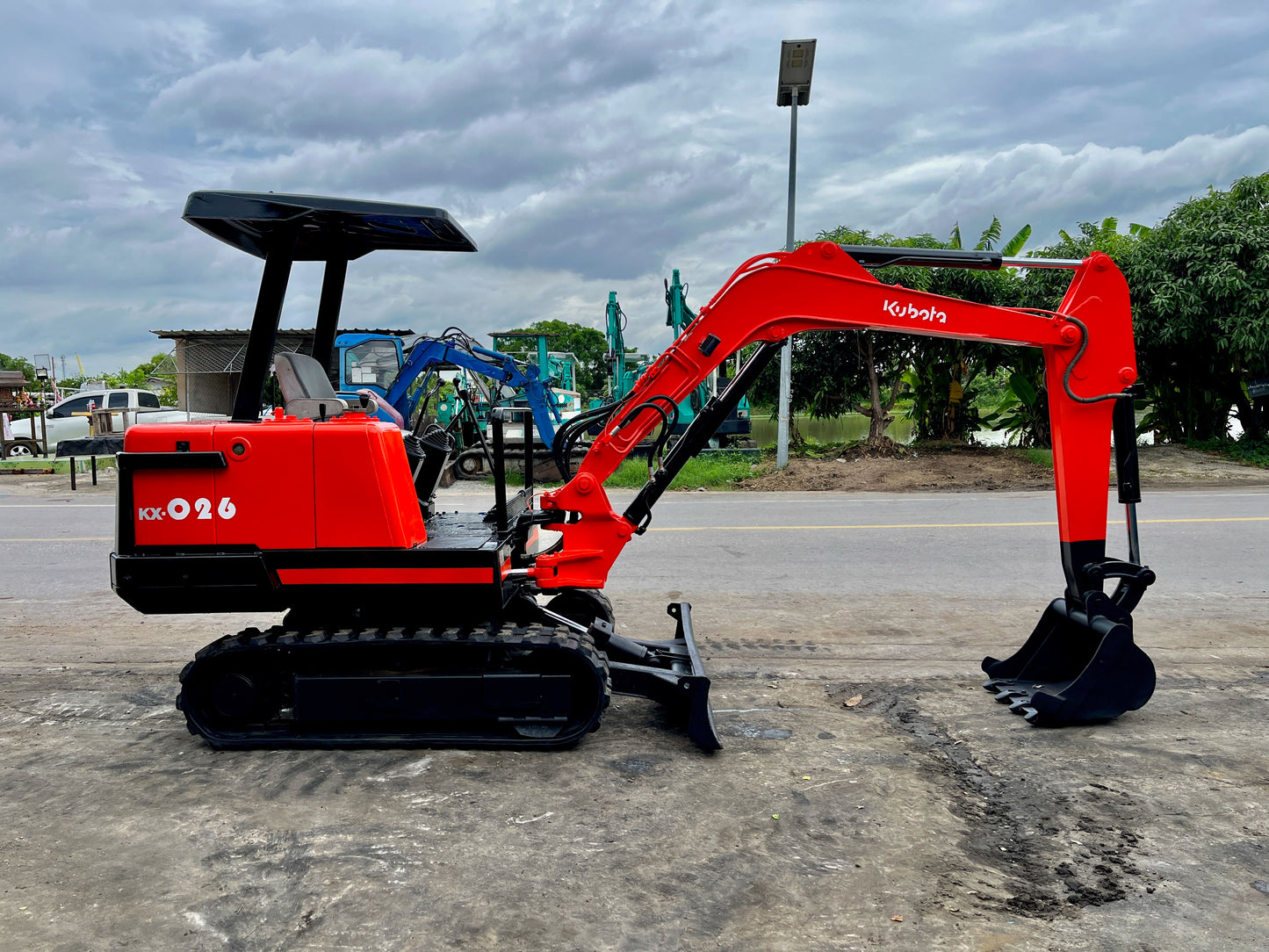 รถขุด Kubota KX-026 ภาพด้านข้างอีกด้าน