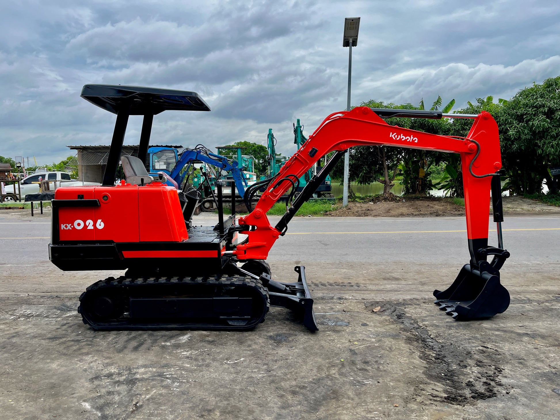 รถขุด Kubota KX-026 ภาพด้านข้างอีกด้าน
