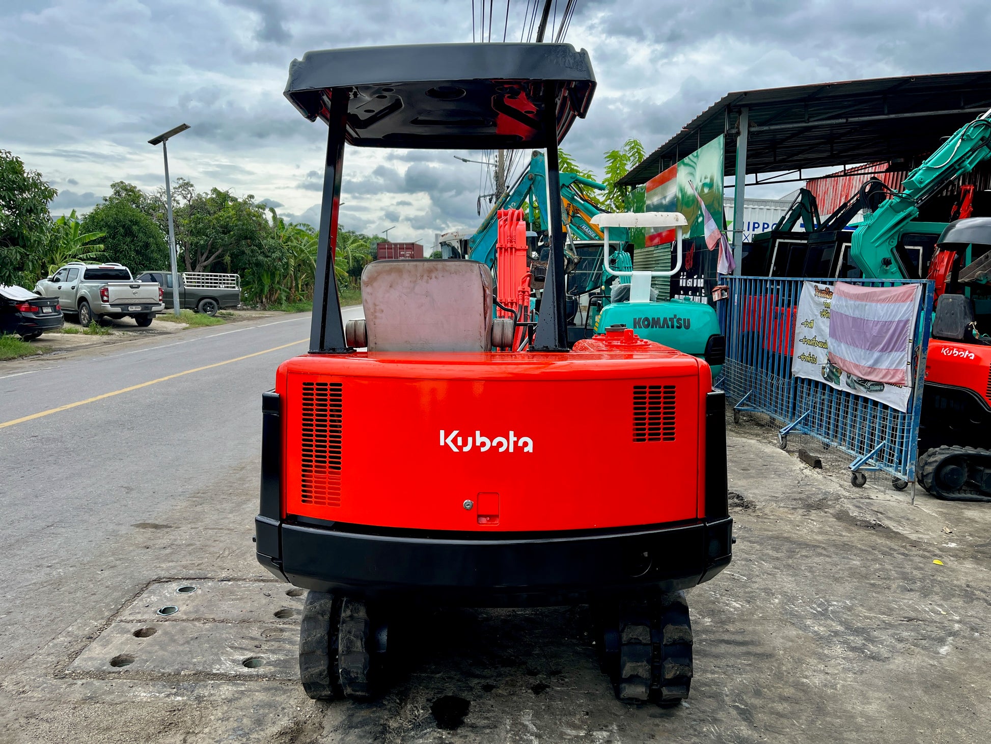รถขุด Kubota KX-026 ภาพด้านหลังตรง