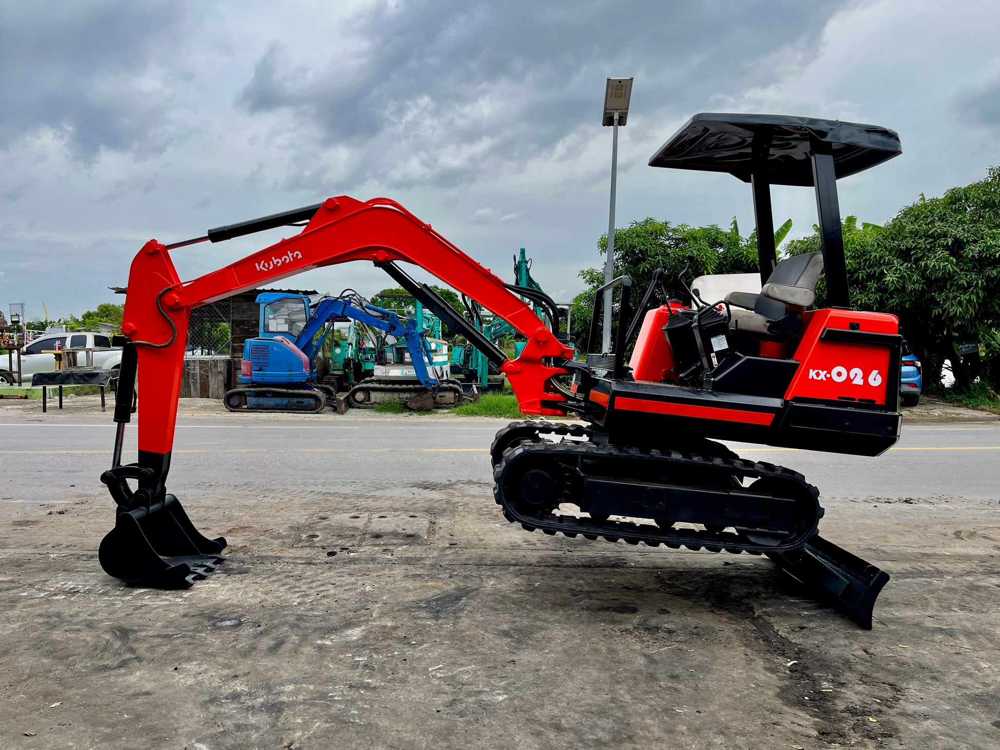 รถขุด Kubota KX-026 ภาพด้านข้างเต็มคัน