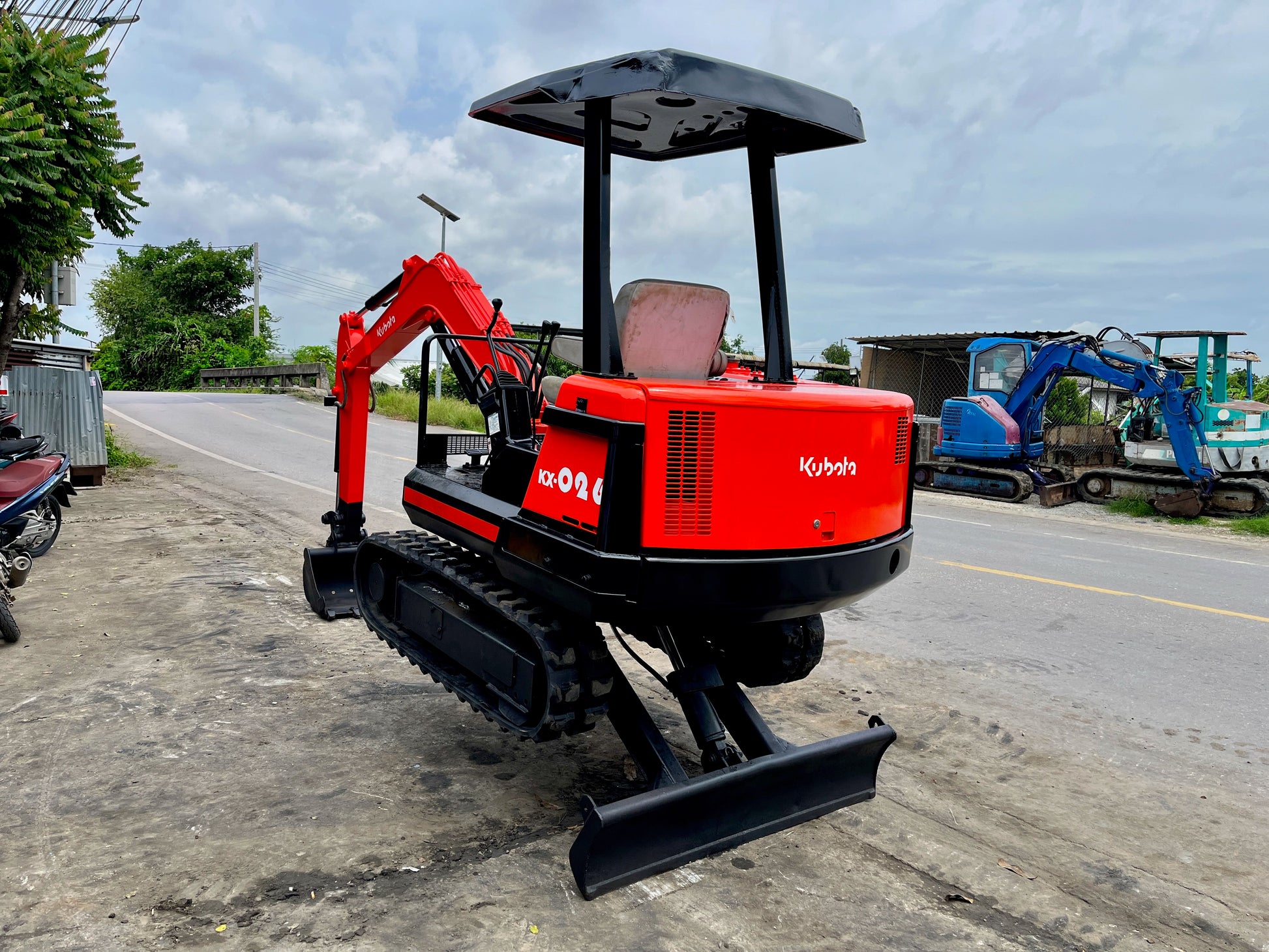 รถขุด Kubota KX-026 มุมด้านหลังอีกด้าน
