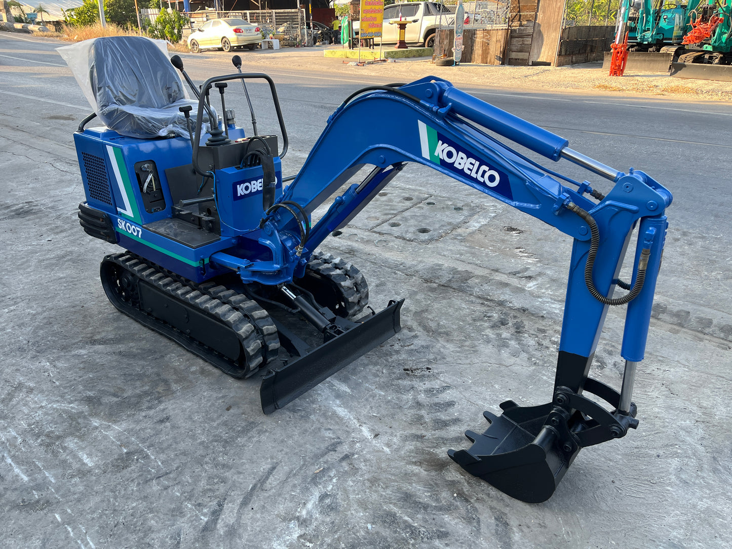 Kobelco SK007