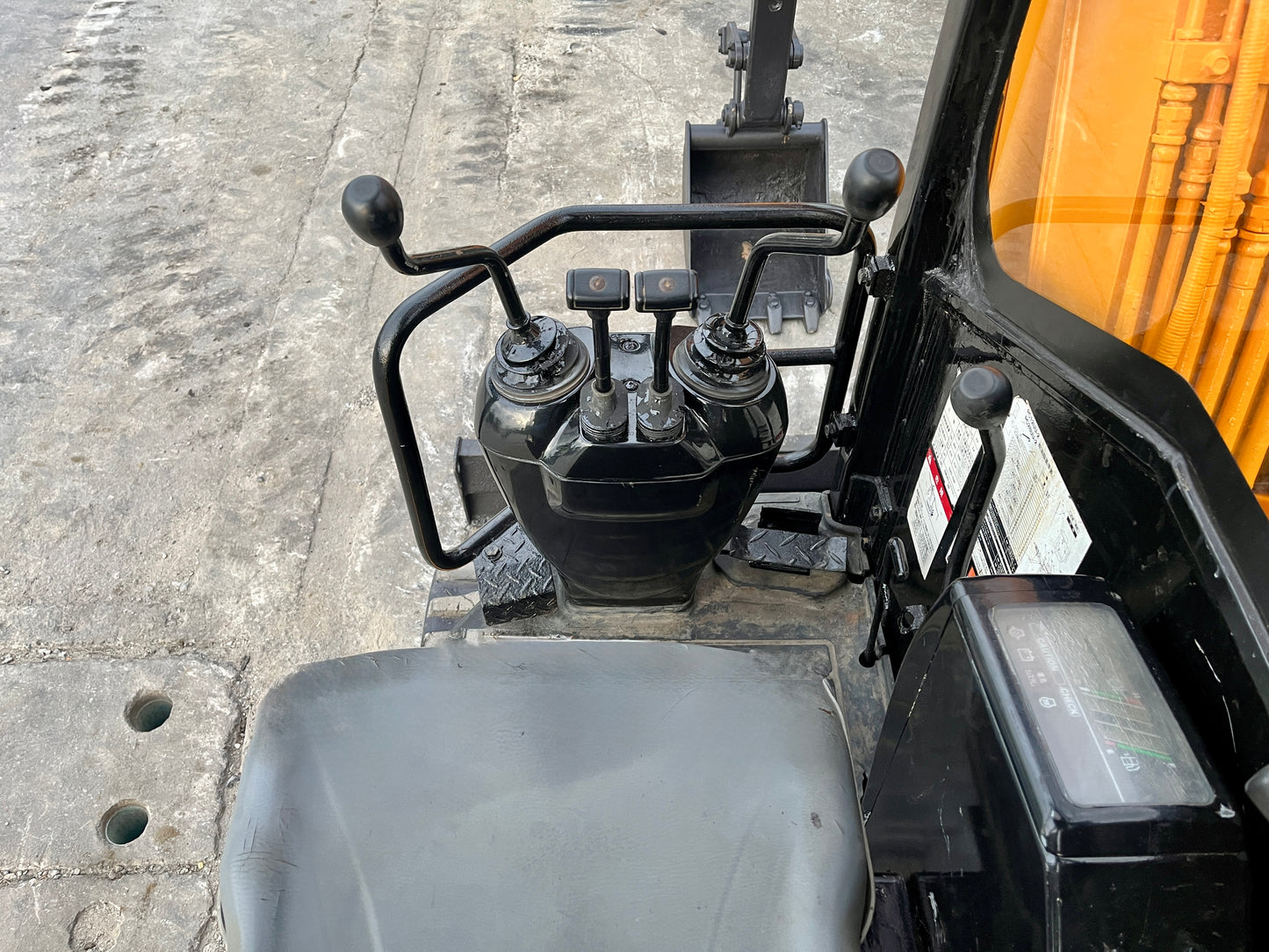 Komatsu PC28UU-2E