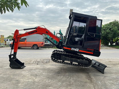 Kubota KH-60 - มุมด้านข้าง