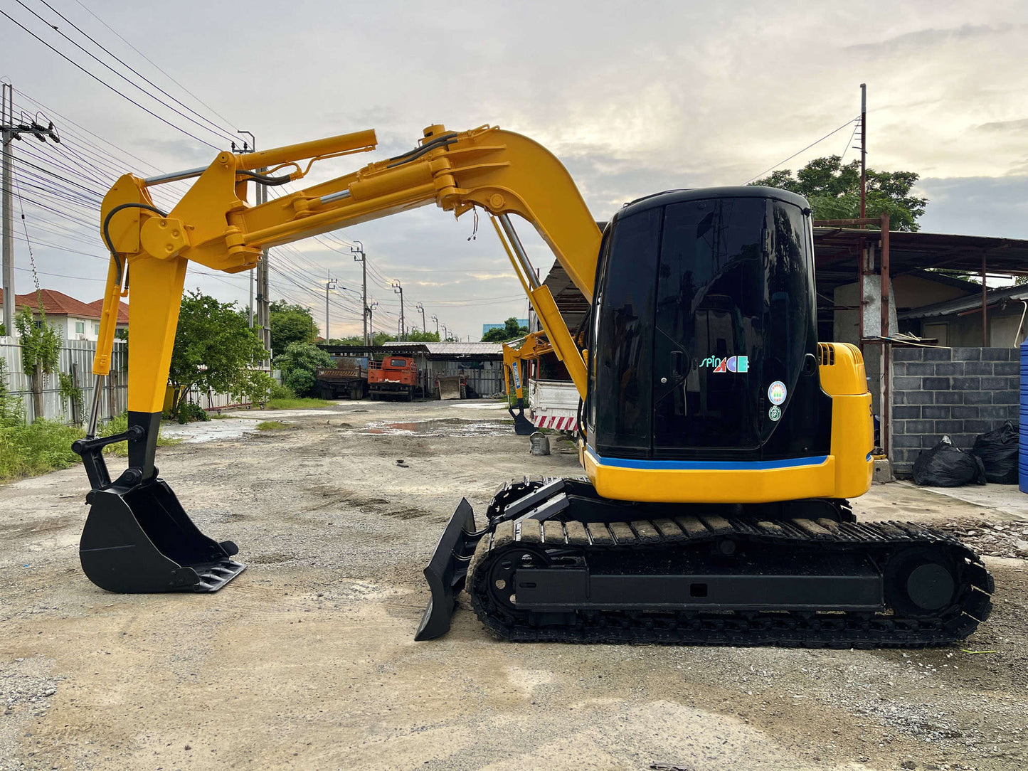 Sumitomo SH75U - มุมข้างซ้าย