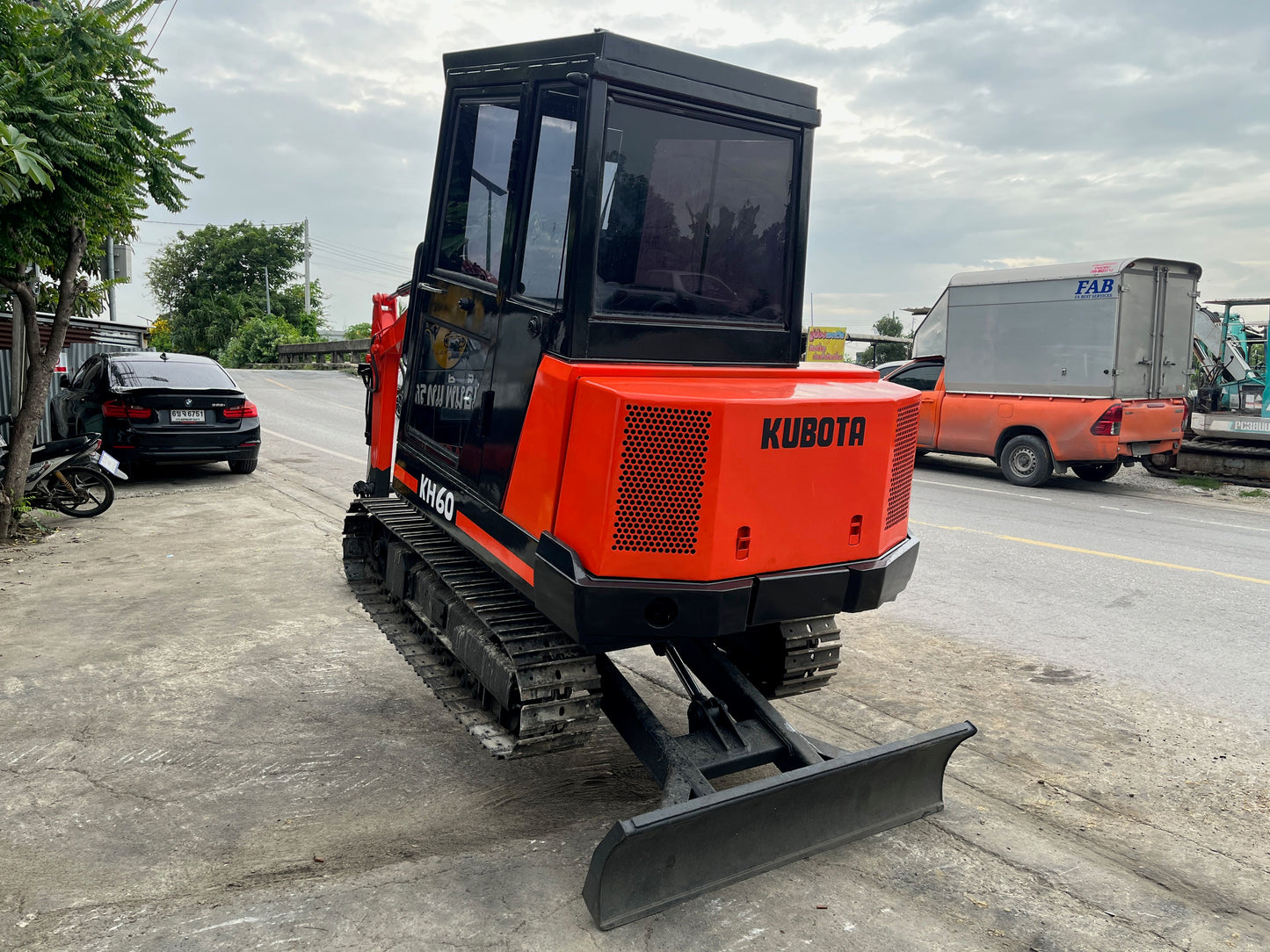 Kubota KH-60 - มุมหลังเฉียงด้านหนึ่ง